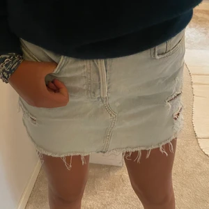 Ljusblå jeanskjol🦋🦋🦋 - Snygg ljusblå jeanskjol! Snygg att klä upp och ha till vardags🌟🌟