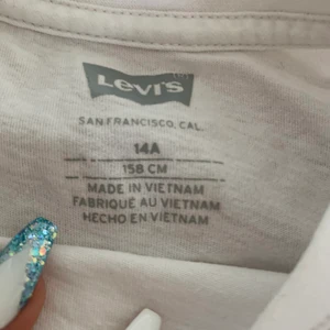 En levis tröja från kidsbranstore  - Tröjan är från förra sommaren använd några få gånger, den sitter jätte bra och är ganska kort så den sitter som en magtröja