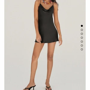 Svart satin klänning - En svart satin klänning frpn Zara🖤 priset är diskuterbart🖤