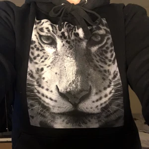 Hoodie  - svart thecoolelephant hoodie i storlek s/xs, mycket fin skick! nypris 600:-