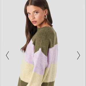 Stickad randig tröja - Tröjan är i bra skick och väldigt fin. Köpt på NA-KD för ca 400 kr har jag för mig. 