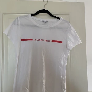 Tshirt  - Jag säljer denna t-shirt från newyorker, använd men fint skick, storlek S! Köparen står för frakten