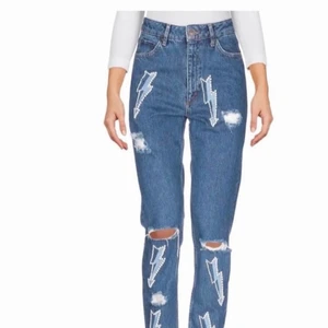 Sandro jeans - Ikoniska sandro jeans med blixtar i pärlor. Så fina och unika. Skriv för mer bilder och information😊 nypris är ungefär 3000kr