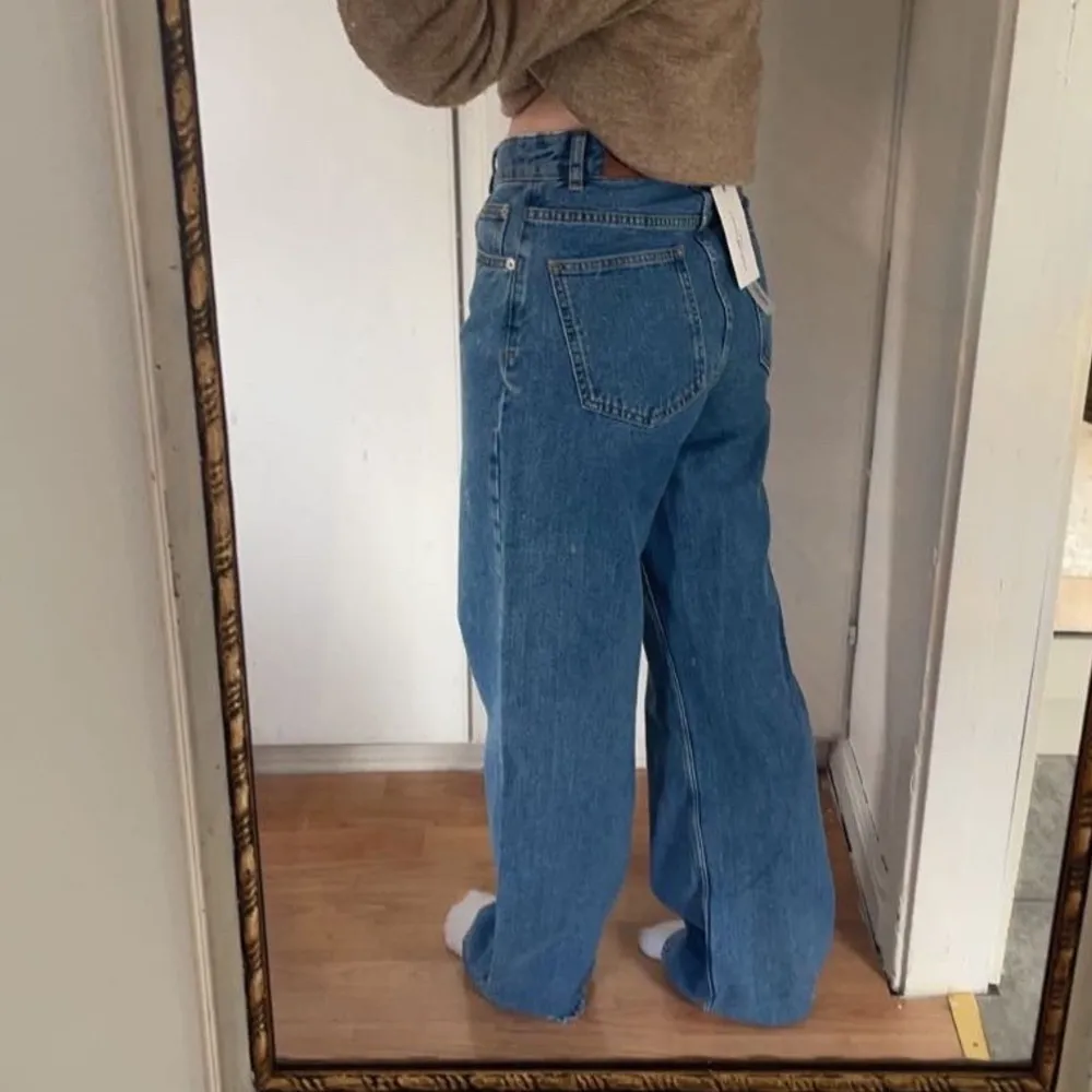 Säljer dessa NAKD jeans som är förstora för mig. Helt nya med prislapp på. Nypris: 599 och mitt pris 299kr💕 frakt tillkommer på 62kr💕 (Jag är 1,58cm och på sista bilden står jag på tå). Jeans & Byxor.