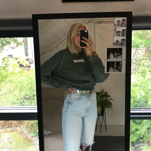 Sweatshirt - Militärgrön croppad sweatshirt från BikBok. Knappt använd så fortfarande i mycket fint skick. Köparen står för frakten, kan annars mötas upp i Stockholm.