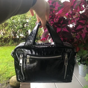 Nunoo Glossy Donna Bag - Väska i modellen Donna Gloss från Nunoo