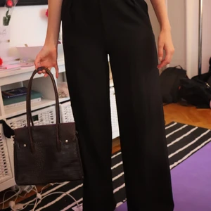 Vida Suitpants svarta från Madlady  - Storlek S. Highwaisted. OPEN TO PRICE NEGOTIATIONS 