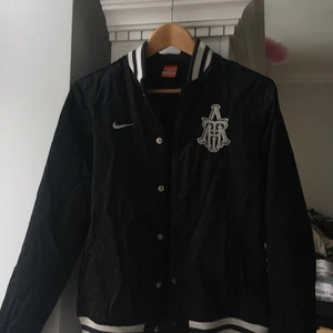 Nike jacka - Sparsamt använd Nike jacka. Dyr vid inköp!