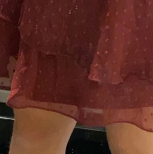 Röd kjol - En röd kjol från bikbok, Säljer pågrund av att jag inte använder kjolar så mycket längre. Använd max 2 ggr. köptes för 250 säljer för 100 kr +frakt, Det går alltid att förhandla om priset. Är i storlek L men liten i storleken