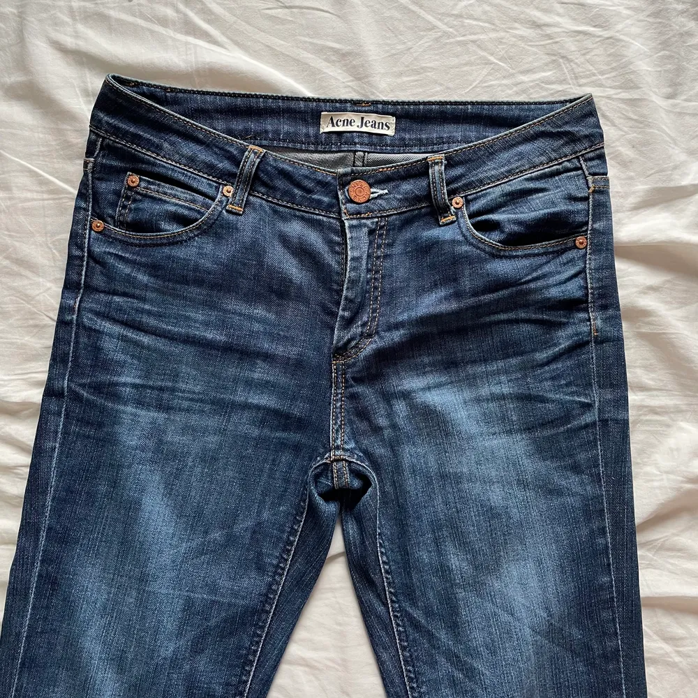 skit snygga lågmidjade acne jeans som tyvärr e för små för mig! färgen är super fin nu till hösten💕 köpare står för frakt! midja 81 cm och innerbenslängd 86 cm. Jeans & Byxor.