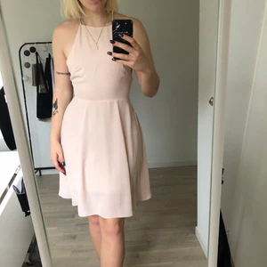Rosa sommarklänning - Söt ljusrosa/beige klänning med fin och öppen rygg.  Använd ett fåtal gånger och är lite stor i storleken! 💞