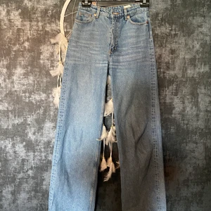 Monkijeans i modellen Yoko - Monkijeans i modellen Yoko i mediumblå färg. Storlek 24