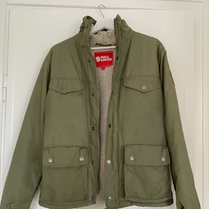 Fjällräven Women Winter Jacket - Damjacka från Fjällräven, storlek XS i färgen Greenland. Varmt och skönt fodrad med många bra fickor, även innerficka. Passar bra på sena hösten men även hela vintern om du inte är extra frusen av dig.❄️