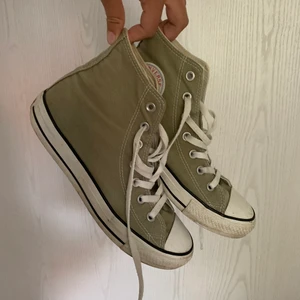 Converse  - Mina grön converse, finns inga tydliga defekter på utsidan men på insidan av båda är tyget slitet (se sista bilden) storlek 39. 