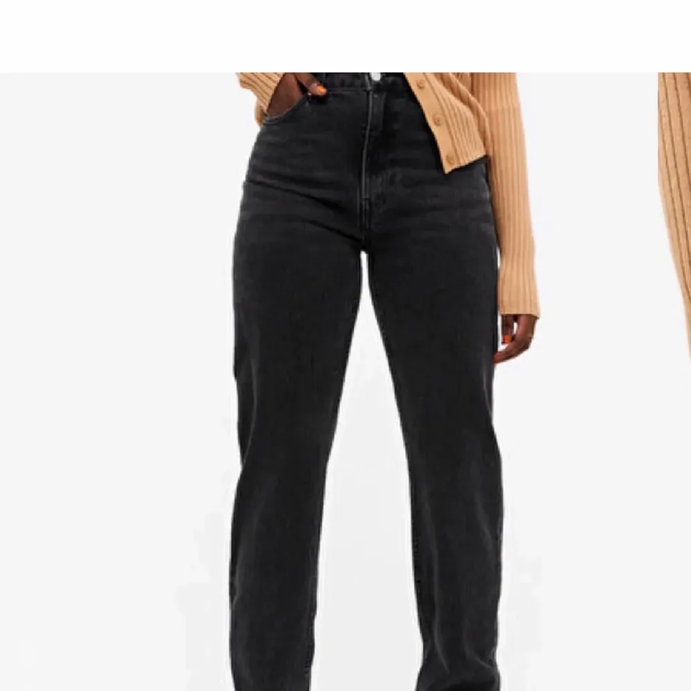 Raka Monki jeans som tyvärr e för små, bra i längden på mig som är 168, spärrat upp de men inget man tänker på, super bra skick. Storlek 25💓 du står för frakt. (Säljer två stycken likadana). Jeans & Byxor.