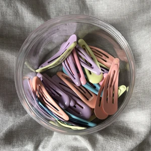 hårspännen  - jättesöta hårspännen från shein i olika fina färger! aldrig använda :))