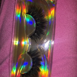 Lösögonfransar - vet ej vart dom är köpta då jag fått dom. dom kommer tyvärr inte till användning då jag har ögonfransförlängning<3