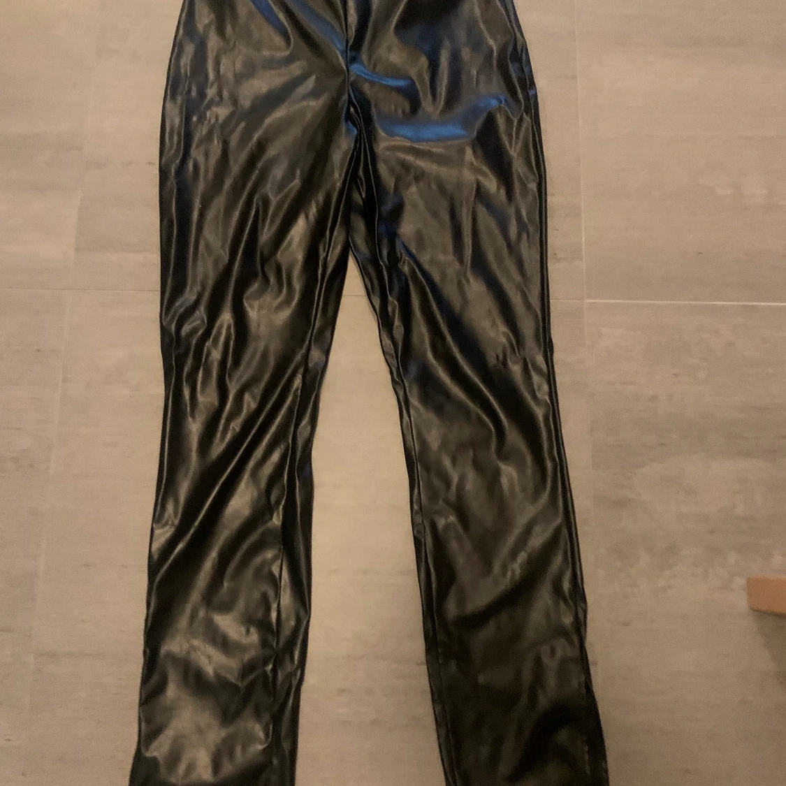 Svarta skinnbyxor med slits - 90