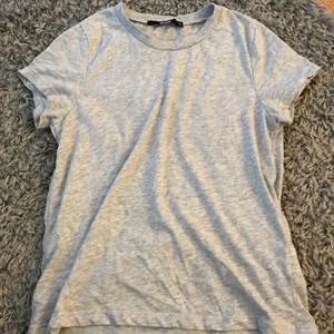 T-shirt - Grå t-shirt från bikbok. 