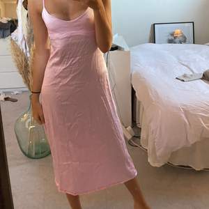 Fin rosa klänning i en drömmig modell! Fin i ryggen och passar så bra till sommaren