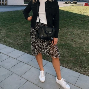 Leopard omlottkjol  - Fin omlottkjol i leopardmönster🤍 väldigt skön, mjuk underkjol.