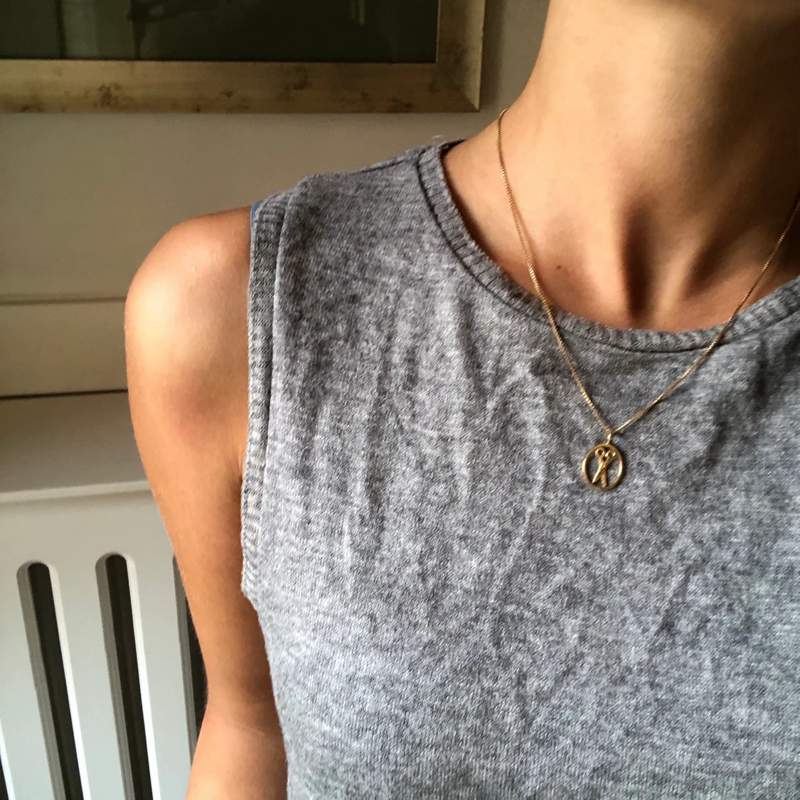 Finstickat grått linne - 90