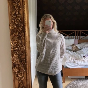 stickad beige polotröja  - fin stickad beige polotröja i bra skick❤️❤️