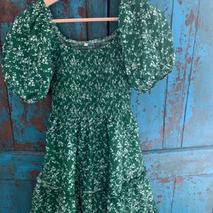 Klänning - Klänning i storlek M, knapt använd. 