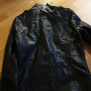 SKINNJACKA - Skinnjacka stl s. Fint skick. Från Black Fox.