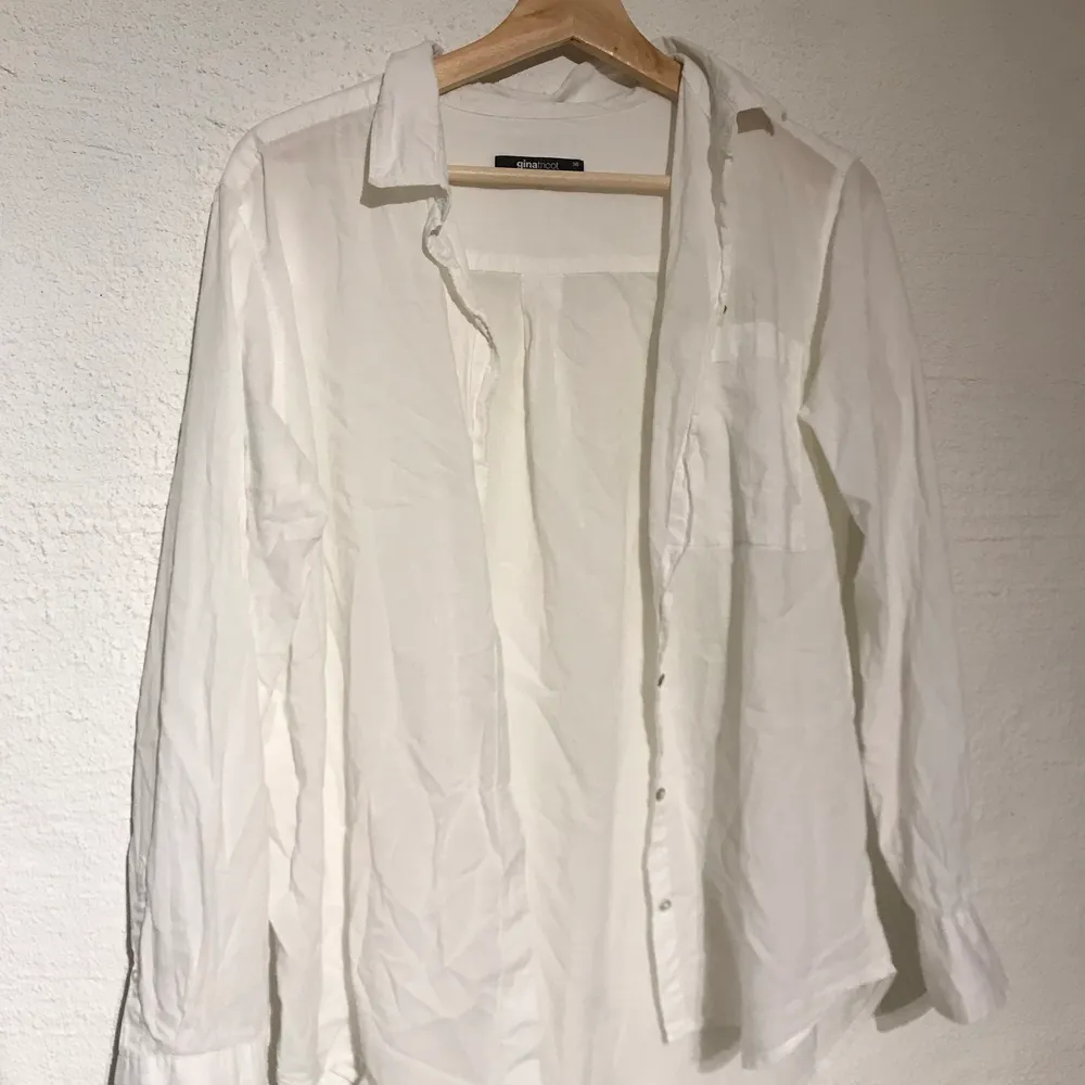 Vit skjorta Gina Tricot Stl 36 (lite oversize) Tunnt material Saknas en knapp på ena ärmen men finns extra som lätt kan sys på! 🪡 🧵 . Skjortor.