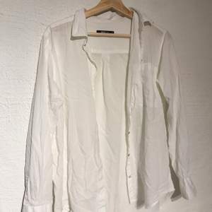 Vit skjorta Gina Tricot Stl 36 (lite oversize) Tunnt material Saknas en knapp på ena ärmen men finns extra som lätt kan sys på! 🪡 🧵 