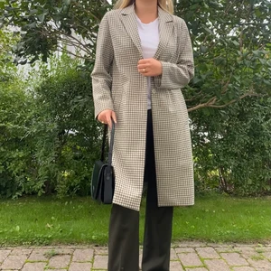 Rutig kappa - Det är dags för min go-to kappa att vandra vidare. Enkel att styla till både jeans och kostymbyxor i olika färger. Storlek 36, men skulle säga att den passar 34-40 också!