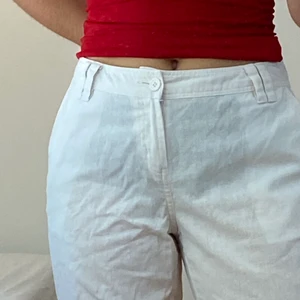 Linnebyxor - Säljer dessa jättesnygga raka lågmidjade linnebyxor som tyvärr är för stora för mig😫 köpta second hand men i fint skick!
