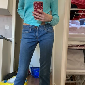 Lågmidjade jeans de crop  - Lågmidjade blå jeans med små bakfickor från de corp!💕💕 strl 28/32 frakt ingår