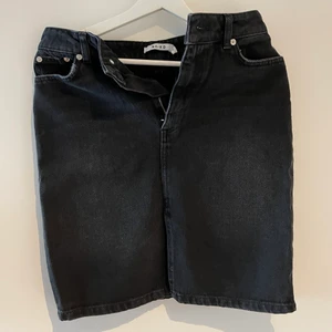 Jeanskjol - Oanvänd jeanskjol med en liten slits i fram