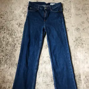 Ett par jättefina mörkblåa Carin Wester jeans! Säljs för att de är försmå. Jag kan mötas upp varsom i Stockholm men annars står köparen för frakt! 