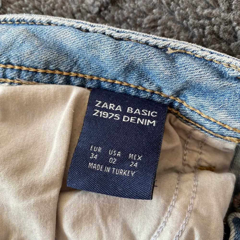 Ljusblå begagnade jeans från Zara. Jeans & Byxor.