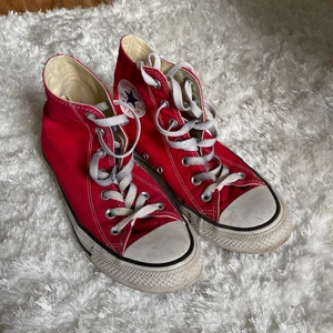 Röda Converse  - Ett par skitsnygga Converse med en fin röd färg!! Lite slitna därför ett lägre pris. Köparen står för frakt💖💖