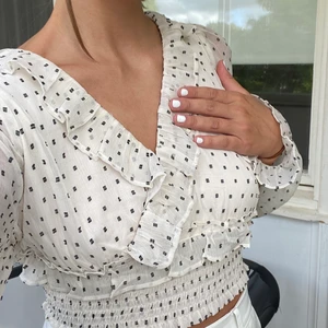 Blus från BikBok - Jättesöt och fin blus från Bikbok. Säljer då den aldrig kommer till användning😊💘💘