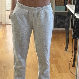 Gina tricot - Säljer dessa mjukisbyxor från Gina tricot vet att dem är jätte populära i storlek 34! Köparen står för frakt💖 använda en gång 💖 det är exakt samma byxor som jag redan lagt till på min sida fast i ljus grå 💖