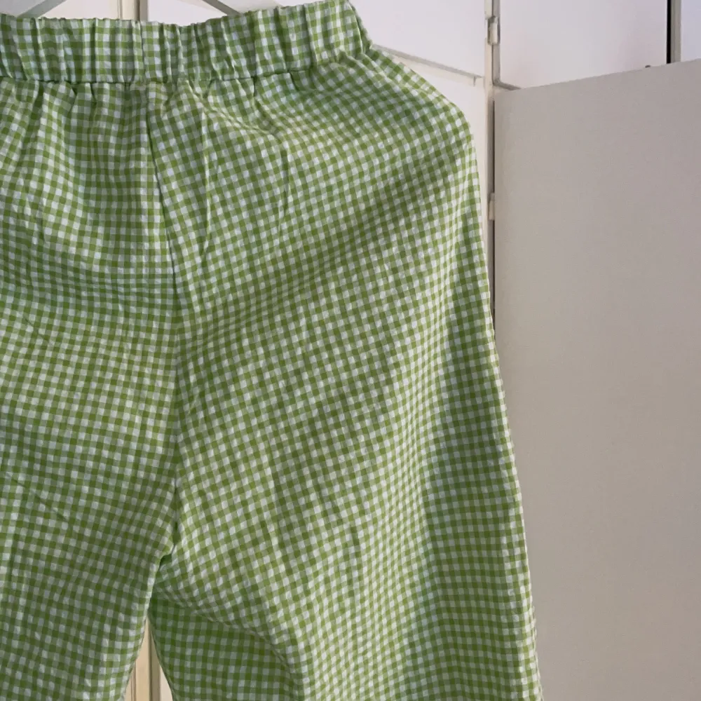 Gröna byxor i picknick material aldrig använda. Jeans & Byxor.