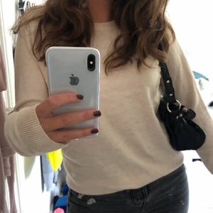 Stickad tröja - As snygg stickad tröja som tyvärr inte kommer till användning då jag har flera liknade. Den är i vädligt bra skick.                                                                           Frakt tillkommer💕