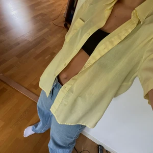 Gul skjorta - Gul skjorta som ja köpte secondhand för nåt år sedan, används inte längre och är i bra skick💗