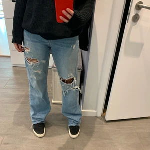 Slitna Zara jeans - Jag säljer ett par lite baggy jeans från zara som är sparsamt använda, inte använda fler än 10 ggr. Jag köpte dem i mars i år och nypris var 399 har jag för mig. Jeansen är högmidjade och långa i benen på mig som är 161 cm, vilket är snyggt till ett par sneakers. Passar väldigt bra till en oversized t-shirt elr hoodie. Buda gärna från 250kr & skriv privat för fler bilder💕