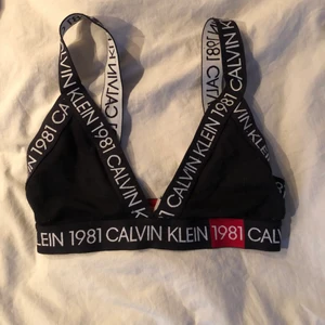 Calvin Klein topp - Jättebekväm och snygg!! Knappt använd, säljer eftersom den inte passar mig 🤍🌟