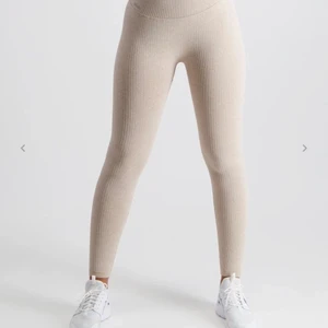 Aim’n Ribbed Seamless tights - Säljer mina Aim’n ”Beige ribbed seamless tights” i storlek S. Använda ett fåtal gånger och är i väldigt bra skick! Köparen står för frakten 💛
