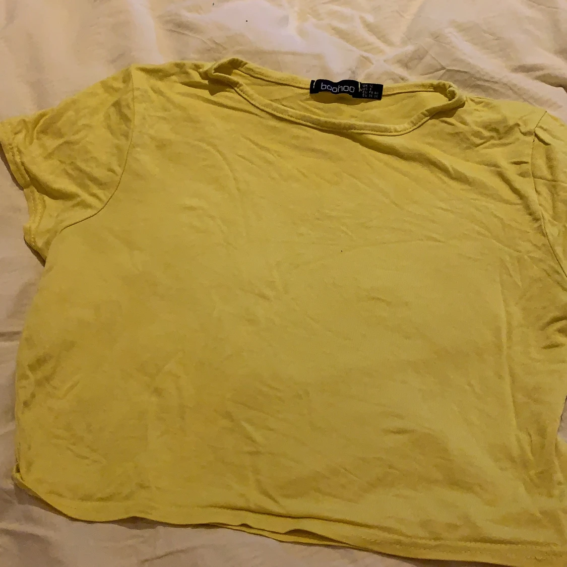 Gul crop top från boohoo 