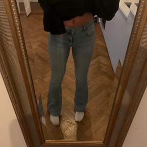 Jag säljer ett par så snygga och långa ljusblå low/mid rise zara jeans i strl 36💘 det är bara att skriva till mig om ni har några frågor eller är interesserade(bud om fler är intresserade)!
