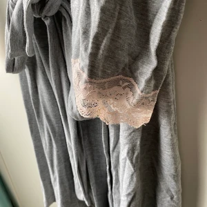 Jersey morgonrock bikbok strl M  - Gråmelerad Jersey morgonrock i storlek M. Från bikbok. Använd 1-2 gånger. Fint skick. Frakt går att diskutera.