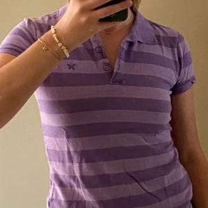 Lila Pikeskjorta  - Tröjan är i bra skick utan några fläckar eller andra defekter. Både i lite y2k-stil och 70-tal. Sitter som XS/S. Frakt ingår! 